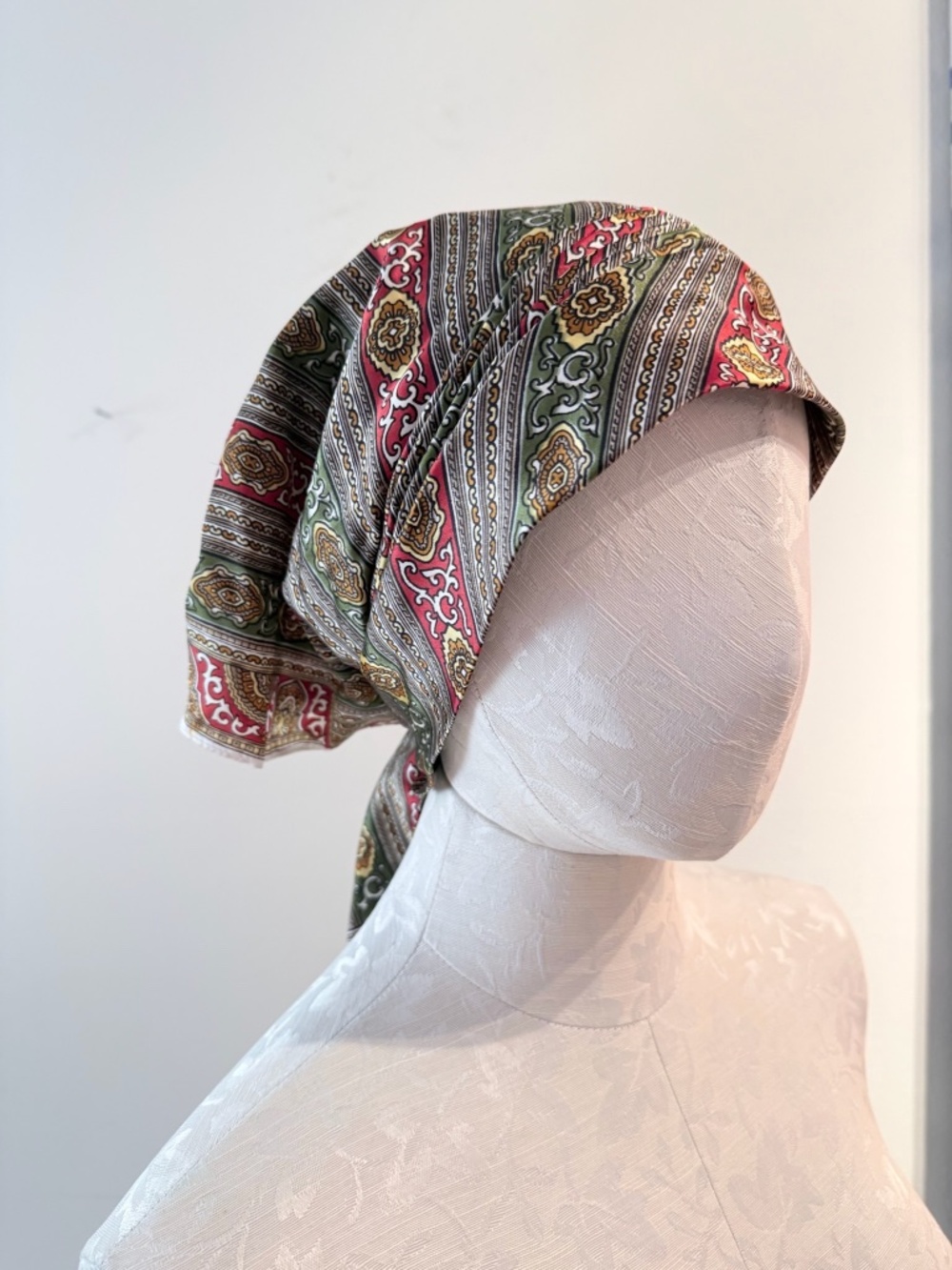 Vintage Peck And Peck Paisley Poly-Silk Turban
